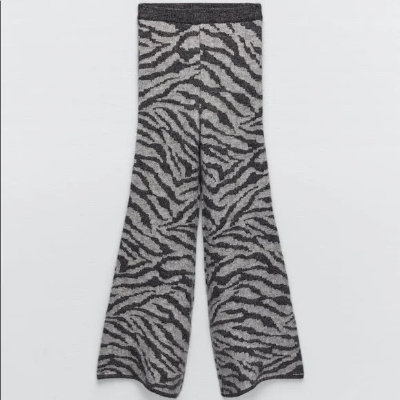 Zara Set - Animal Jacquard Wool and Alpaca Blend Sweatshirt & Pants - Picture 15 of 16